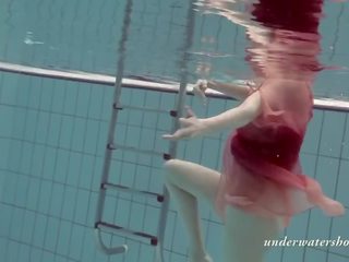 Katya okuneva onderwater sletterig tiener naakt