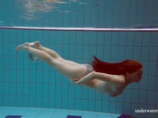 Más caliente chavala en ir ahead nadando piscina completely desnudo