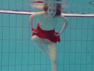 Червоний одягнений підліток плавальний з її очі opened