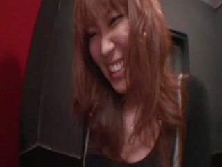 Paskudne japońskie lassie ściera jej łechtaczka przed sikanie w za bar toaleta | xhamster