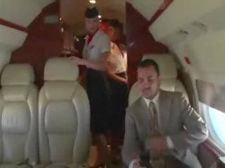 Hoteč stewardesses sesati njihovo clients težko putz na na plane