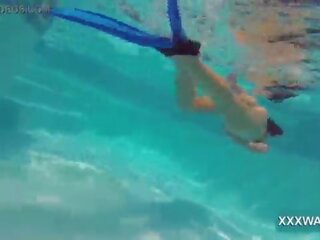 Ongelooflijk brunette strumpet snoep swims onderwater