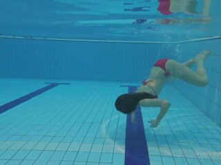 Slightly peluda serbia adolescente katy nadando