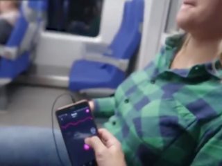 Remote controle mijn orgasme in de trein / publiek vrouw orgasme