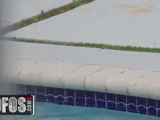 Mofos -blonde skylar vox dostane pov výstrek 10 min po bazén