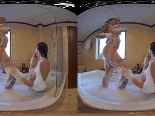 First-rate krūtainas lesbiete mīļotājiem ņemot a tvaikojošs burbulis vanna uz šī vr mov