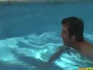 Fvml sluts hov larg e dobët dipper nga the pishinë anë