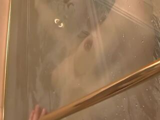 การสอดแนม partner interrupts คนรัก ไปยัง ลิ้น เปียก สีชมพู อาบน้ำ หี | xhamster