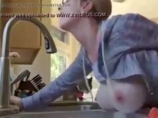 Величезний титьки матуся почуття крок син putz в кухня: брудна фільм 34