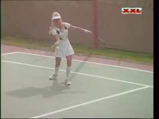 Katja kean การเล่น เทนนิส และ ขึ้น