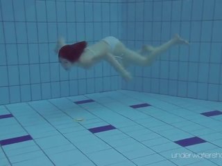 Roxalana submerged σε ο πισίνα γυμνός