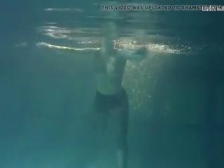 Lozhkova -ban lát keresztül rövidnadrág -ban a medence: ingyenes hd felnőtt csipesz 35