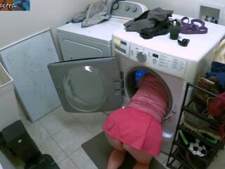 Μητριά κολλήσει σε ο washing μηχανή λαμβάνει αυτό σε και οι δύο τρύπες να διατήρηση αυτό ένα μυστικό
