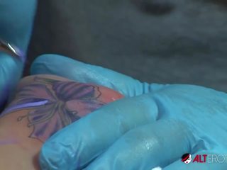 Шило stylez отримує татуювання в той час як грати з її цицьки