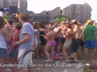 Universidade meninas tira nu em etapa em frente de enorme multidão porcas filme vídeos