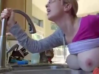 Milzīgs krūtis mammīte jūtas solis dēls putz uz virtuve: netīras filma 34