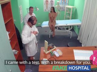 Fakehospital mladý md rises na the veľký occasion s extraordinary pacient