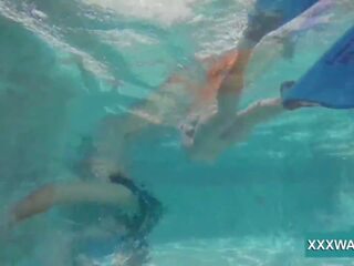 Marvelous brunetė išgalvotas moteris saldainiai swims po vandeniu, suaugusieji filmas 32