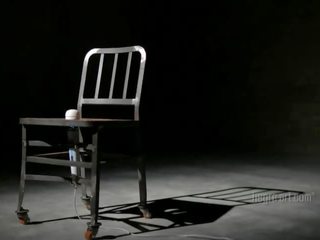 Nuosaikus į metal kėdė ir pagamintas į sperma su a hitachi