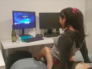 Gamer young female ýüz sitting farts