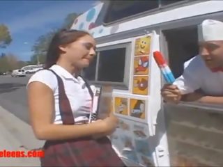 Icecream truck גברת מקבל יותר מ icecream ב צמות