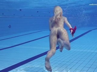 Олена proklova підводний mermaid в рожевий плаття