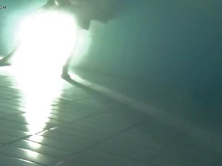 Vedenalainen aikuinen klipsi at the altaan at yö, vapaa aikuinen elokuva 99