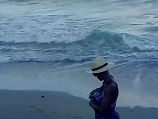 Extraordinary giovane donna chatte rasée à la plage de nudistes versare le nero venerdì
