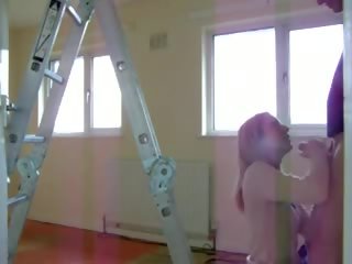 Британка шльондра дружина отримує вигнутий над в stepladder і.