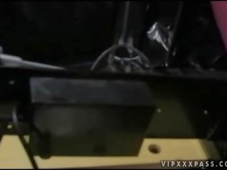 شاب صديقة الحصول على مارس الجنس بواسطة قذر فيديو آلة