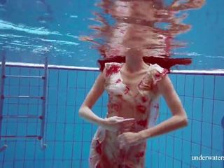 服装 クロアチア語 フェム fatale マルチナ swims と ストリップ: 高解像度の 汚い フィルム 図1a