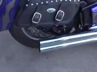 Šik v dlouho kůže boty pumps a revs motorcycle