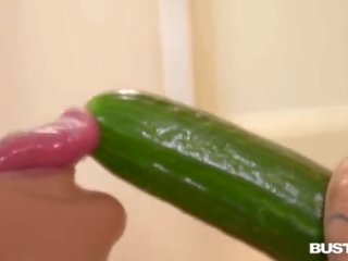 Busty sự dụ dổ trong nhà bếp đi ahead amanda rendall lấp đầy cô ấy màu hồng với veggies