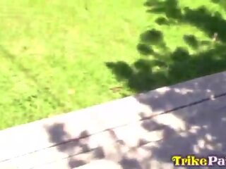 Trikepatrol prsatá filipina bere pes walking přestávka na sát cizinci johnson
