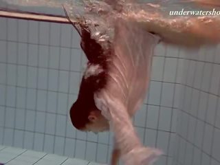 Привабливий підводний підліток плавальний