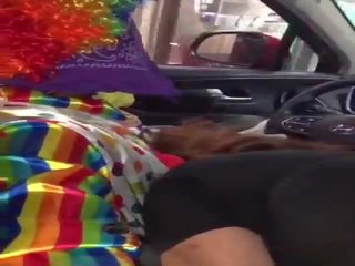 Klown dostaje peter zasysane podczas ordering jedzenie