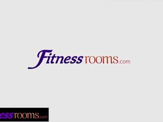Fitnes kamar terangsang gimnastik perempuan keparat pribadi pelatih di instructional mov