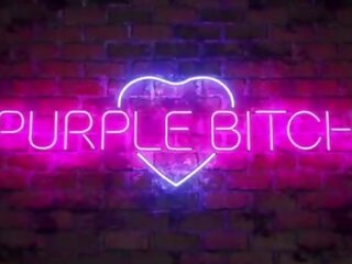 Cosplay maîtresse a première adulte agrafe avec une ventilateur par violet harlot