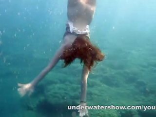 Nastya pływanie nagie w the morze