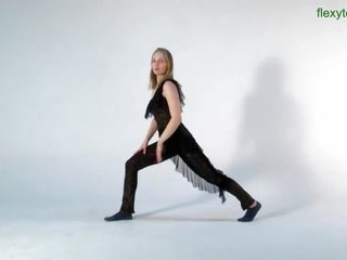 Sofya belaya malambot na kaibuturan gymnastics at splits