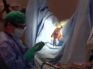 Μαργαρίτα ducati υπό πηγαίνει surgical διαδικασία με γιατρός.