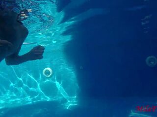 Două fete inpulit dreapta sub apa în the piscina: adolescenta porno