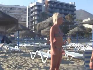 Pick-up jong vrouw op de strand en neuken haar