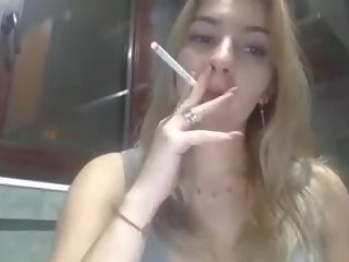 孕 青少年 抽烟 和 尝试 到 勾引 她的 花花公子
