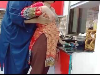 Пакистански съпруга анално дупка прецака в на кухня докато тя е работа с ясно звуков
