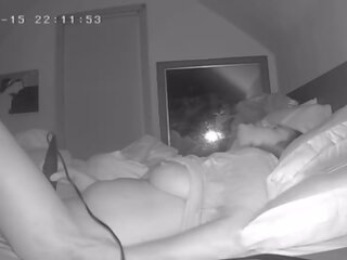 Bevállalós anyuka jackhammers csikló előtt ágy meglesés kamera