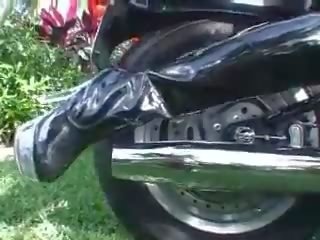2 meninas revving motorcycle em botas, grátis xxx filme ee