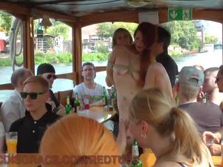 Rousse est baisée sur une bateau plein de étrangers