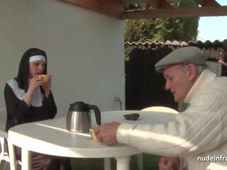 젊은 프랑스의 수녀 항문 성교 에 삼인조 와 papy 뱃사공