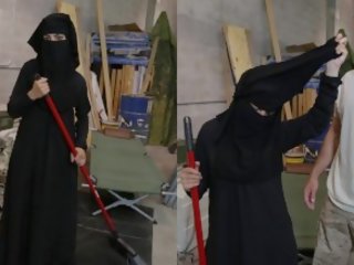 Tour की बूटी - मुसलमान महिला sweeping फ्लोर हो जाता है noticed द्वारा हॉट को trot अमेरिकन फोजी